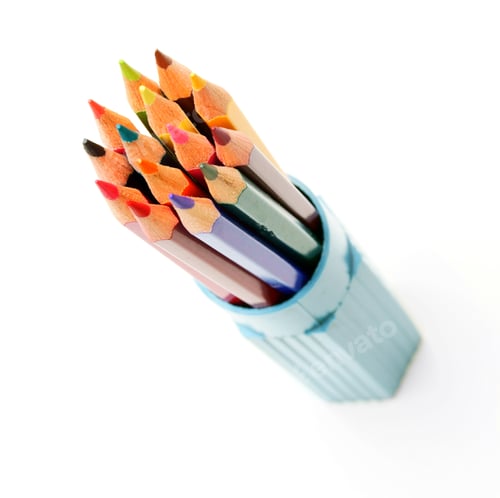 Vorschau: Stifte in einem Etui. Auf weißem Hintergrund.