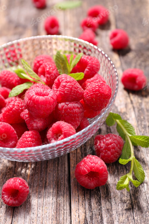 Preview: Raspberry Fruit With Leaf