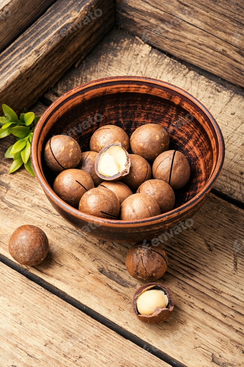 Preview: Macadamia Nut On Wooden Table.Heap Of Macadamia Nuts