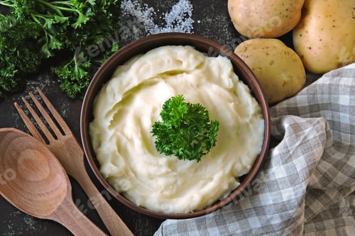 Vista previa: Puré de patatas con hierbas en un bol. Colocación plana.