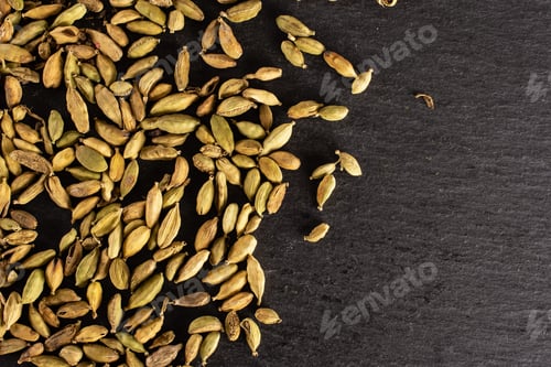 Preview: Lot Of Whole Dry True Cardamom Pod Flatlay On Grey Stone