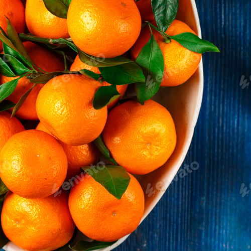 Preview: Fresh Organic Citrus Mandarin Oranges Fruit (Tangerines, Clementines) With Leaves In A Light Dish