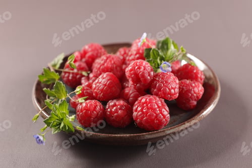 Preview: Fresh Raspberry Fruit And Leaf