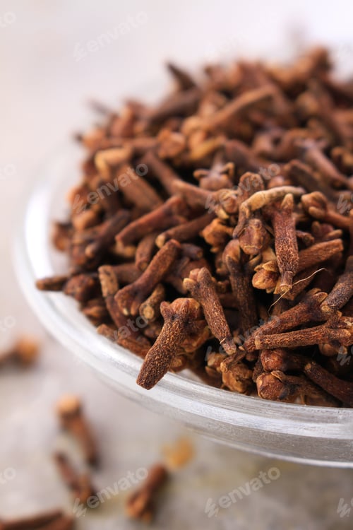 Preview: Fresh Dried Clove Spice In Glass Dish