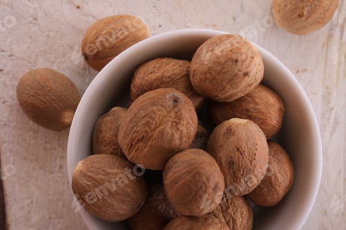 Preview: Whole Nutmeg Spice In Dish