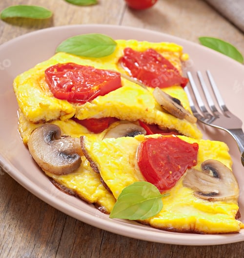 Aperçu: Delicious Omelet With Tomatoes And Mushrooms For Breakfast
