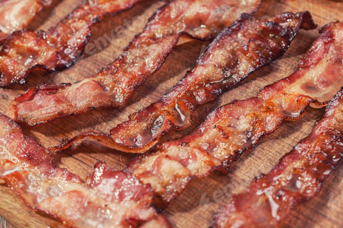 Vista previa: Crispy Sliced Ethically Raised Organic Bacon On A Wooden Plate