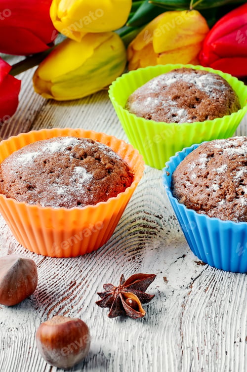Preview: Sweet Muffin Tins And Bouquet Of Fresh Cut Tulips