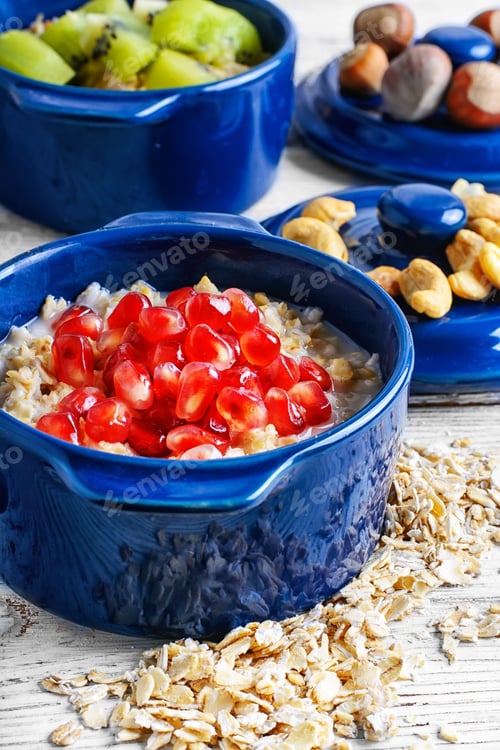 Preview: Porridge Oats With Pomegranate Seeds And Kiwi