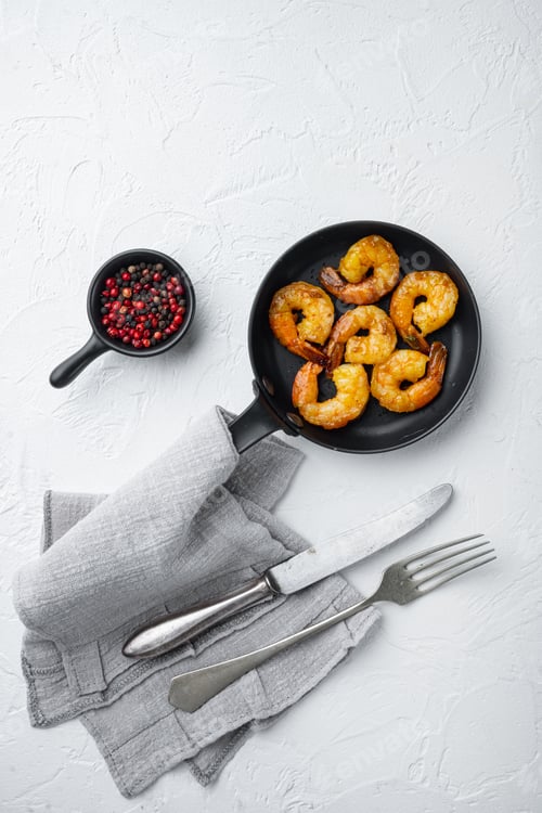 Preview: Grilled Shrimps Set, On Frying Iron Pan, On White Background, Top View Flat Lay