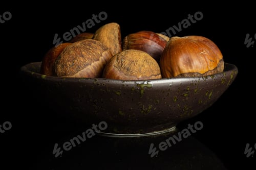 Preview: Lot Of Whole Sweet Brown Chestnut In Dark Ceramic Bowl Isolated On Black Glass