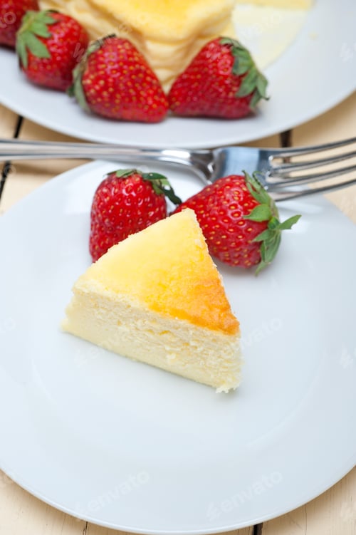 Preview: Heart Shaped Cheesecake With Strawberryes Ideal Cake For Valentine Day
