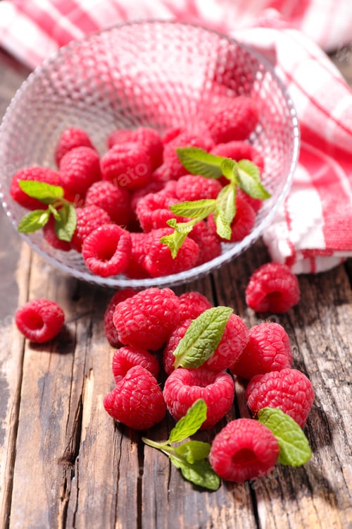 Preview: Raspberry Fruit With Leaf