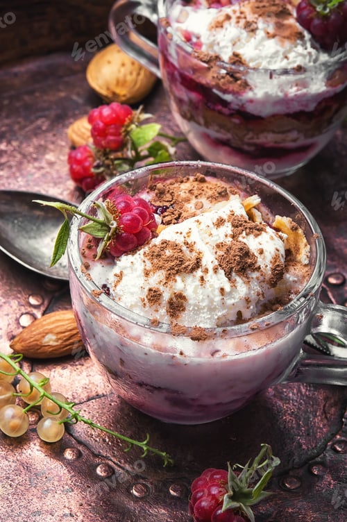 Preview: Sundae Ice Cream With Raspberry Flavours In Glass Mug