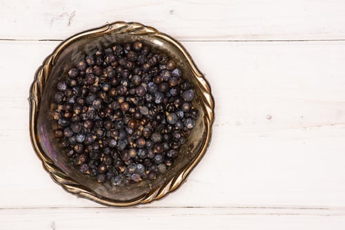 Preview: Lot Of Whole Dry Juniper Berry Seed Flatlay On White Wood