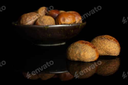 Preview: Lot Of Whole Sweet Brown Chestnut In Dark Ceramic Bowl Isolated On Black Glass