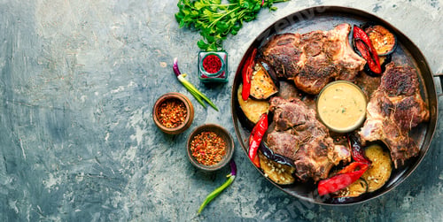 Preview: Delicious Rare Roast Beef With Bell Pepper In Pan