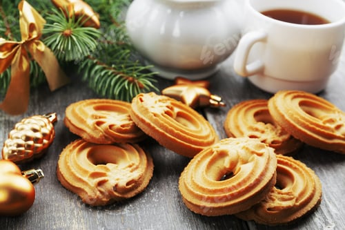 Vorschau: Weihnachtsplätzchen und Spielzeug auf dem Feiertagstisch