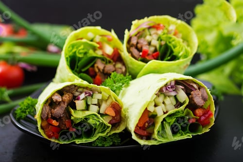 Visualização: Shawarma de carne suculenta, alface, tomate, pepino, páprica e cebola em pão pita com