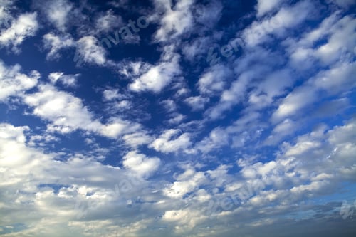 Vorschau: Heller Himmel bei Sommerwetter