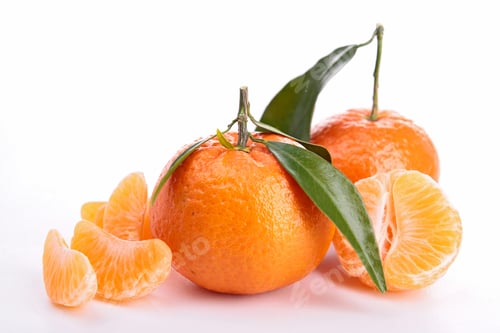 Vorschau: Isolierte Clementine und Blatt auf Weiß