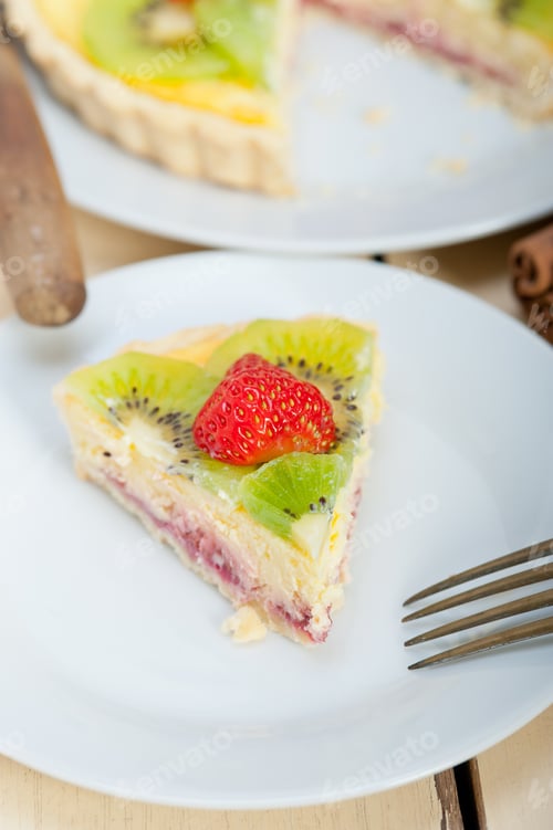 Preview: Kiwi And Strawberry Pie Tart With Lemon Custard Cream And Spices