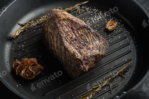 Preview: Round Beef Meat Baked Set, On Frying Iron Pan