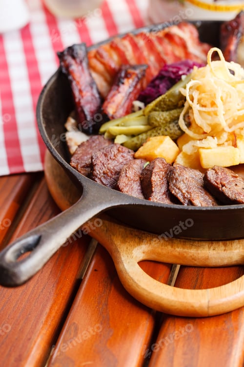 Preview: Pan With Grilled Meat