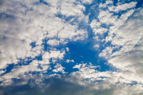 Vorschau: Blauer Himmel mit weißen und grauen Wolken