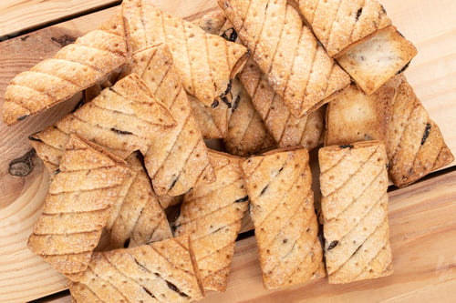 Preview: Lot Of Whole Square Puff Cookie With Raisins On Wood