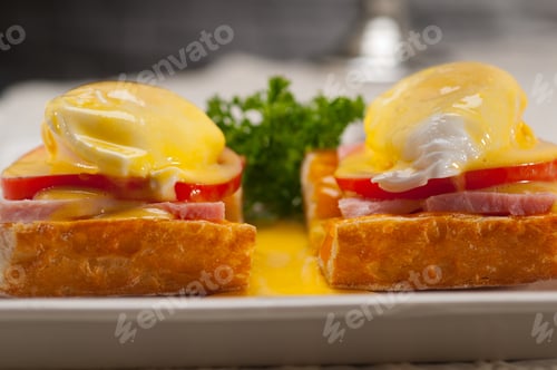 Preview: Fresh Eggs Benedict On Bread With Tomato And Ham