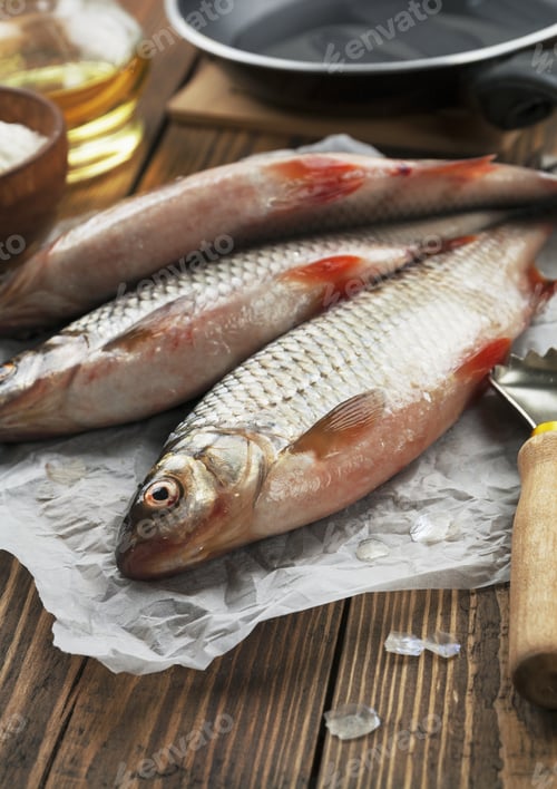 Preview: Fresh Fish Rudd, Ide On A Wooden Table