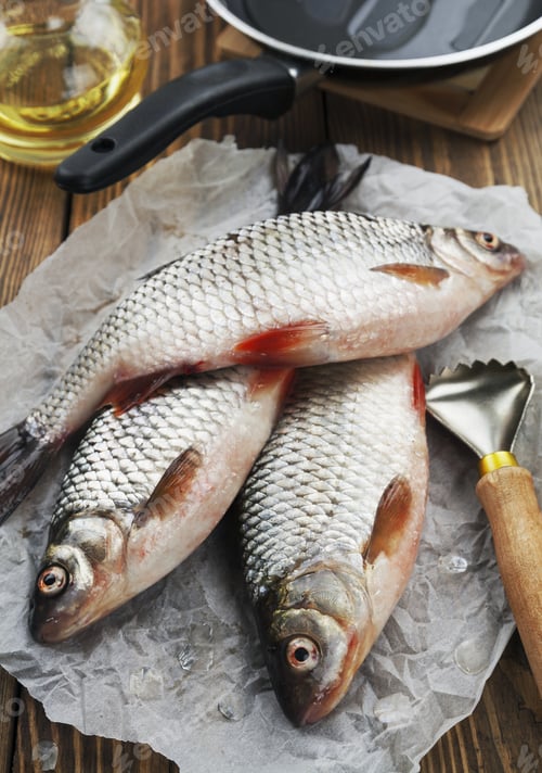 Preview: Fresh Fish Rudd, Ide On A Wooden Table