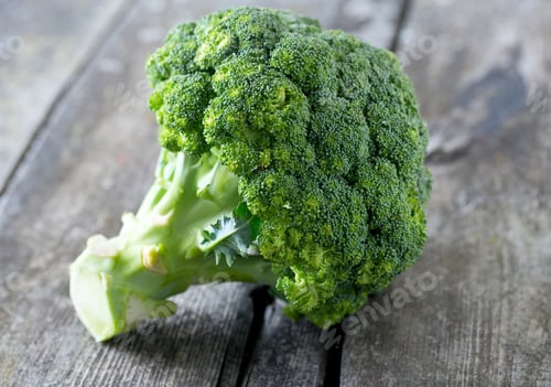 Preview: Fresh Broccoli On Wooden Table
