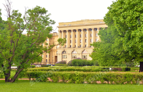 Preview: Park On Troitskaya Square In St.Petersburg, Russsia. In The Background The Building Is In Classical