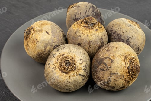 Preview: Group Of Six Whole Raw Red Beetroot On Gray Ceramic Plate On Grey Stone