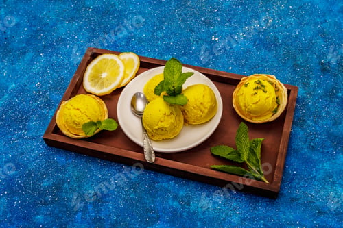 Vista previa: Lemon Ice Cream With Mint. Refreshing Summer Dessert, Ripe Fruit, Fragrant Leaves. Navy Blue