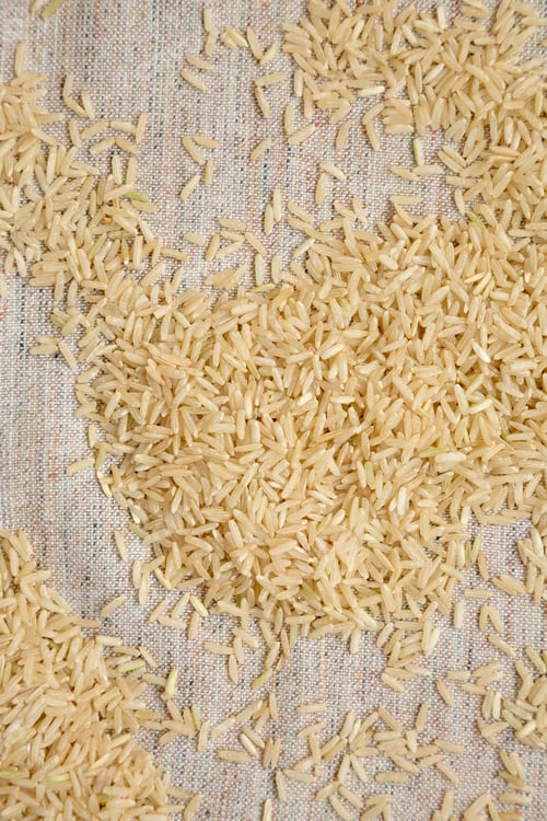 Vista previa: Dry Brown Rice On Cloth, Overhead View. Top View, From Above, Flat Lay.