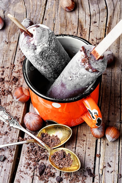 Preview: Ice Cream Coated In Chocolate In Retro Cup