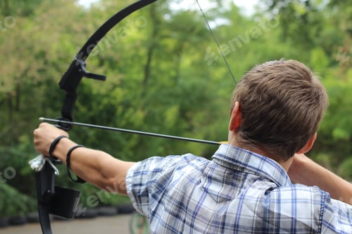 Visualização: Um cara de camisa xadrez fotografa com laço preto