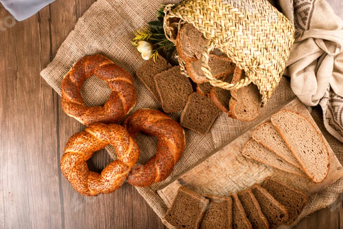 Preview: Slices Of Dark And White Bread In Box With Tasty Turkish Bagels