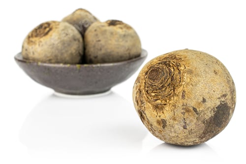 Preview: Group Of Four Whole Raw Red Beetroot In Dark Ceramic Bowl Isolated On White Background