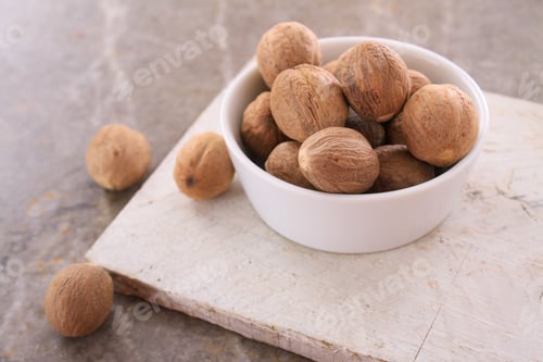 Preview: Whole Nutmeg Spice In Dish