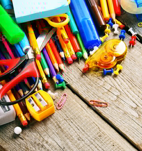 Visualização: Ferramentas escolares. Em um fundo de madeira.