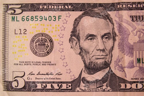 Vista previa: Primer plano del billete de cinco dólares estadounidenses