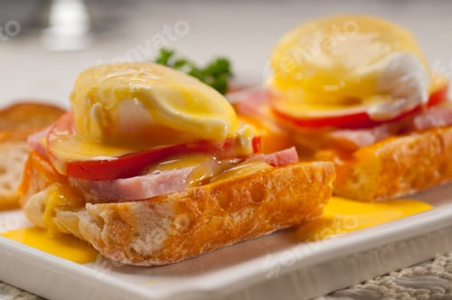 Preview: Fresh Eggs Benedict On Bread With Tomato And Ham