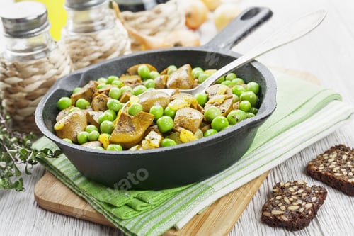 Preview: Kidneys With Green Peas And Curry In A Frying Pan