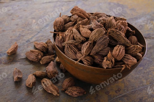 Preview: Whole Black Cardamom Spice In Metal Dish