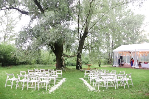 Vorschau: Weiße Holzstühle und Bogen für die Hochzeit im Park. Konzept des Hochzeitsplatzes für die Zeremonie
.