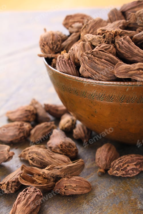 Preview: Whole Black Cardamom Spice In Metal Dish